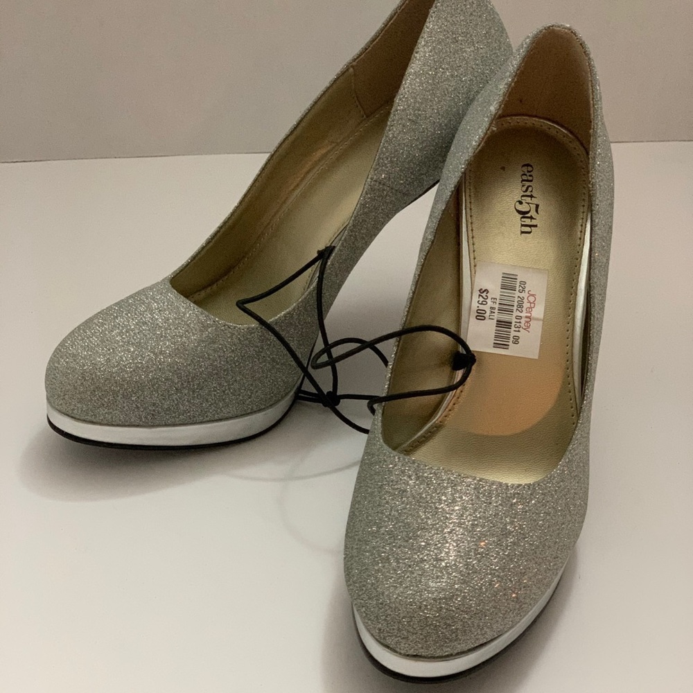 Woman’s East 5th Pumps